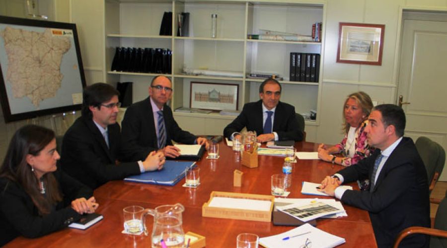 La alcaldesa subraya la importancia del tren litoral en una reunión con el Ministerio de Fomento
