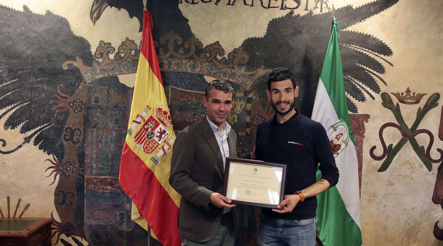 El alcalde recibe en el Ayuntamiento a los deportistas Javier Labrador, Manuel Montoya y \'Juanan\' Gómez