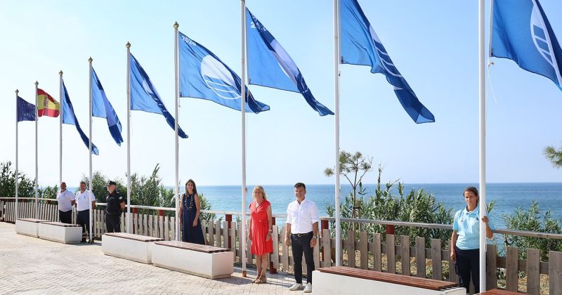Marbella revalida su liderazgo en Andalucía con la izada de las diez banderas azules que reconocen la calidad de sus playas y puertos