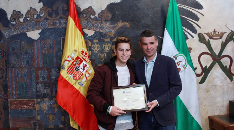 El alcalde reconoce los logros deportivos del joven Miguel Ángel Aguas, subcampeón en la categoría Spark Junior del Campeonato de España 2016 de Motos de Agua