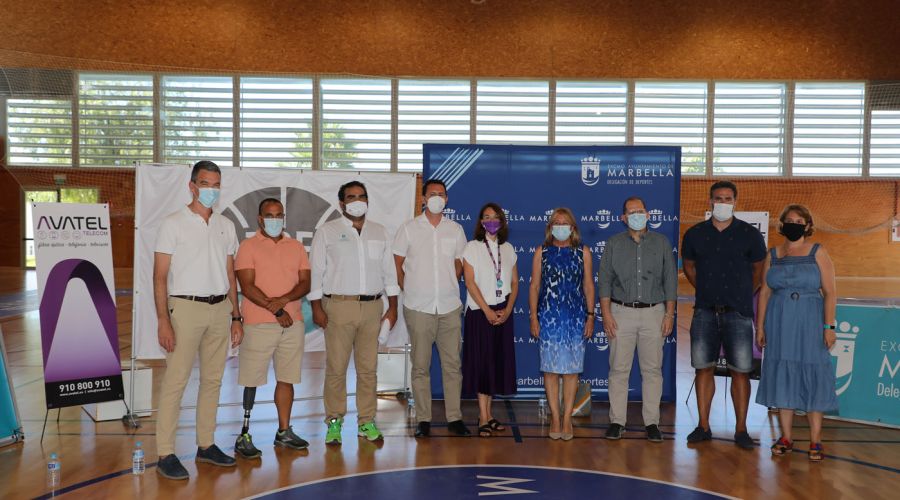 La alcaldesa destaca que el nacimiento del Marbella Basket refuerza la vinculación de la ciudad con el deporte y muestra el respaldo municipal a este club, que contará con cerca de 800 jóvenes
