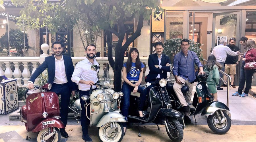 La nueva edición del Rally Scooterista Marbella reunirá hasta mañana a un centenar de aficionados a las Vespas y Lambrettas