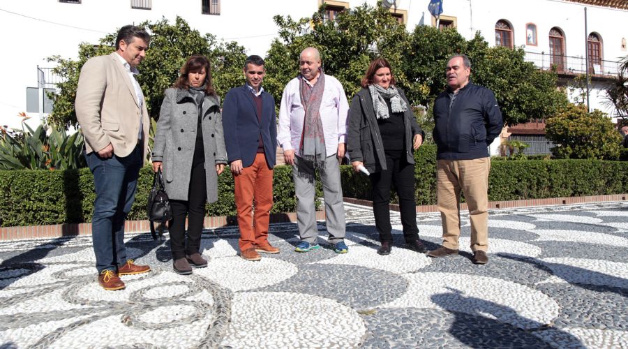 El Ayuntamiento renueva los pavimentos artesanos de la Plaza de los Naranjos y mejora los alcorques de arbolado y jardineras del Centro