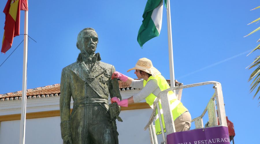 La Tenencia de Alcaldía continúa la puesta en valor de las esculturas de San Pedro Alcántara con los trabajos de restauración en la del Marqués del Duero