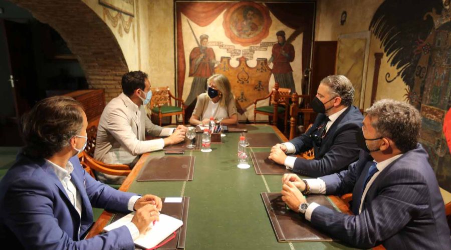 La alcaldesa destaca la apuesta de la Asociación de Hosteleros de Málaga por Marbella con la apertura de una delegación en la ciudad