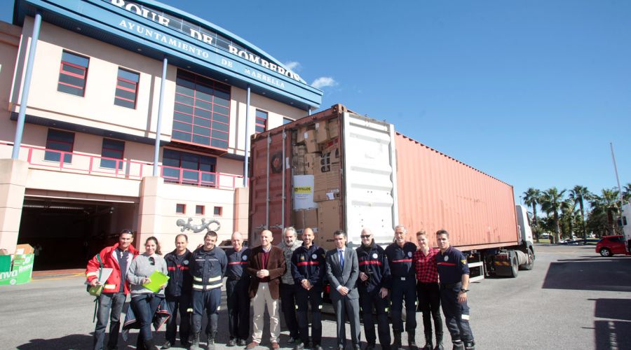 Los bomberos de Marbella envían a Lesbos más de 40.000 pares de calcetines y 4.500 de zapatos aportados por los vecinos de la ciudad y de otros municipios
