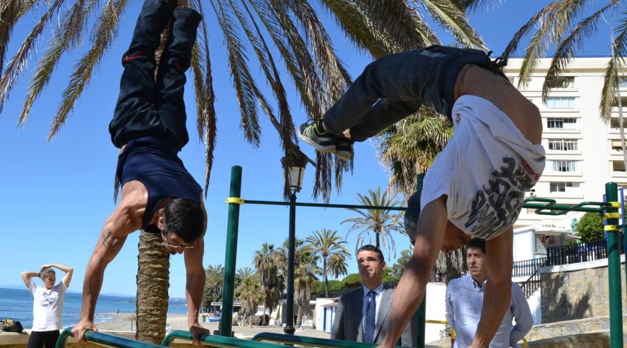 El Paseo Marítimo de Marbella amplía su equipamiento deportivo con un circuito específico de calistenia