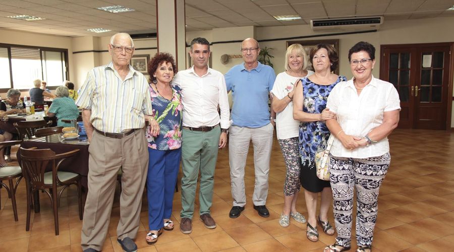 El alcalde acompaña a los socios del Centro Encarna Cantero en su encuentro de verano