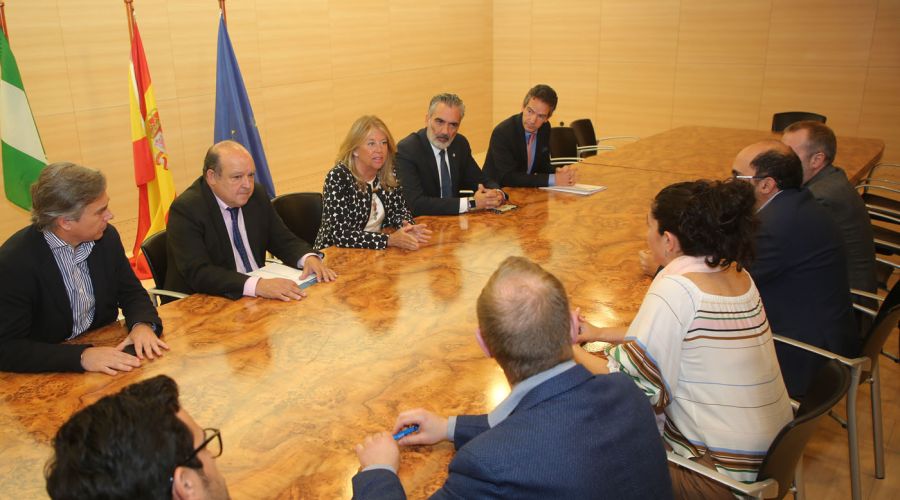 El Ayuntamiento y AEHCOS firman un convenio para potenciar la promoción turística de la ciudad y favorecer la desestacionalización