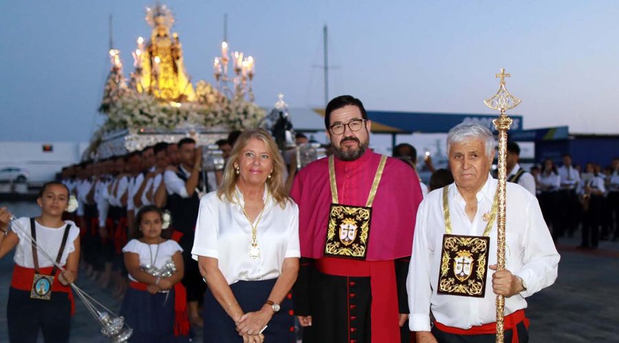 La alcaldesa acompaña a la Virgen del Carmen en su tradicional procesión marítima y terrestre