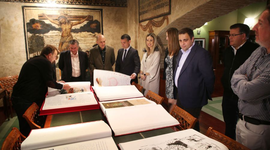 El Ayuntamiento recepciona del CEIP Miguel de Cervantes la obra ‘El Quijote Manuscrito’ que será expuesta al público