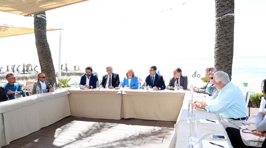 El Ayuntamiento y la Junta de Andalucía mantienen una reunión con empresarios de playas para abordar la situación del sector