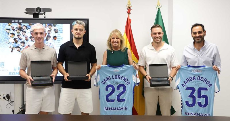 La alcaldesa destaca los éxitos de los deportistas locales Dani Lorenzo, Aarón Ochoa y Dani Jiménez tras el ascenso del Málaga CF a Primera División