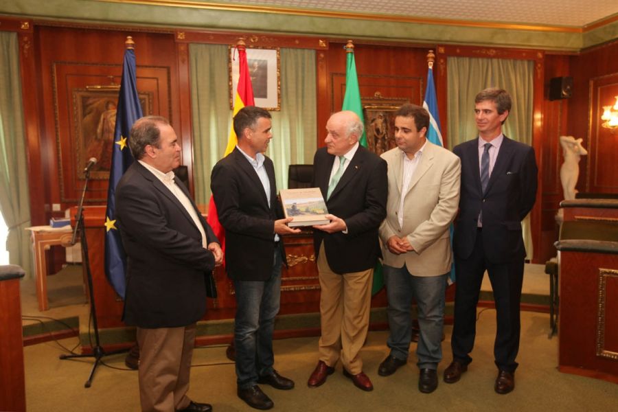 Imagen de la noticia El alcalde recibe a una embajada de la Cámara Arg…
