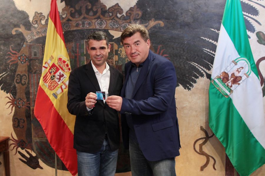 Imagen de la noticia El alcalde recibe el abono del Marbella FC y agra…