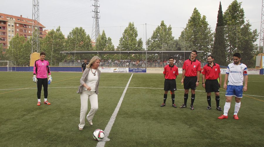 La alcaldesa ha asistido al partido juvenil del Marbella Fútbol Club que ha ascendido de categoría