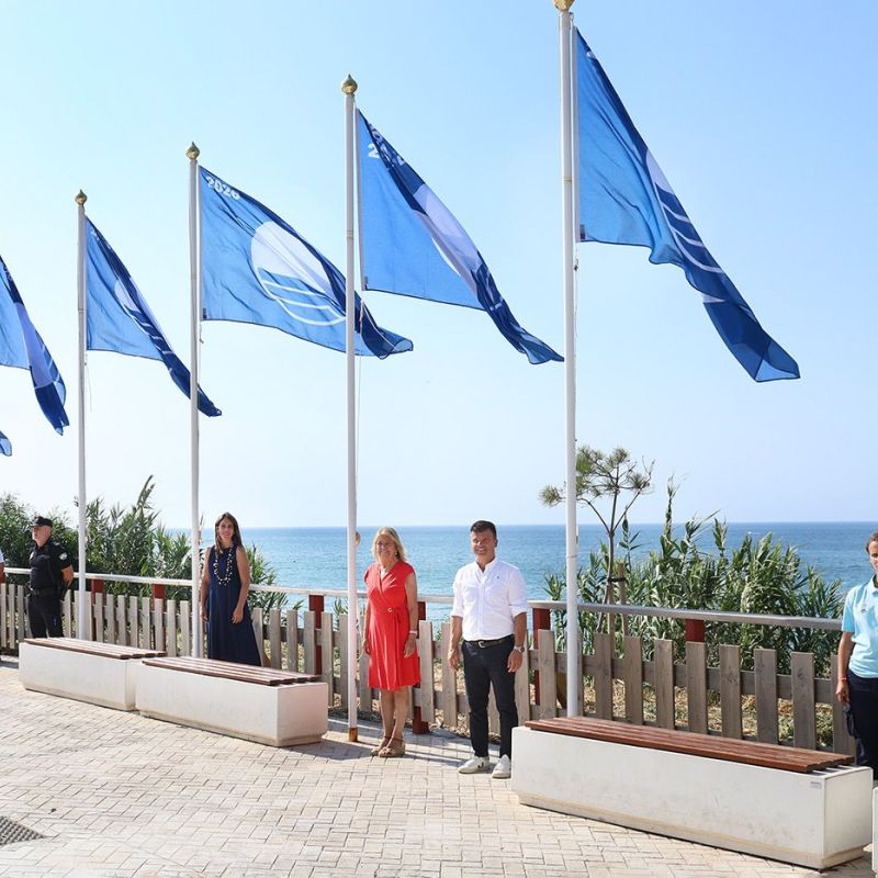 Marbella revalida su liderazgo en Andalucía con la izada de las diez banderas azules que reconocen la calidad de sus playas y puertos