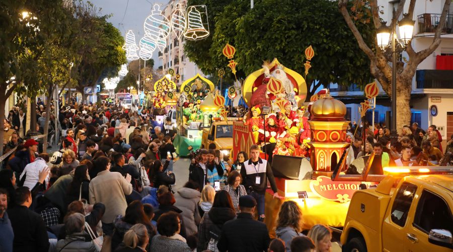 Los Reyes Magos de Oriente repartirán mañana viernes más de 23.000 kilos de caramelos sin gluten en las cabalgatas de la ciudad