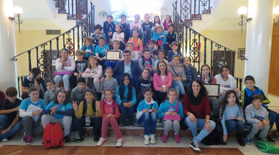 El alcalde recibe en el Ayuntamiento a alumnos del Colegio Valdeolletas