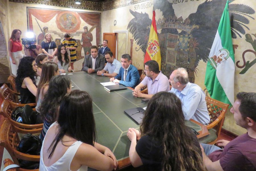 Imagen de la noticia El alcalde recibe a una delegación del Ministerio…