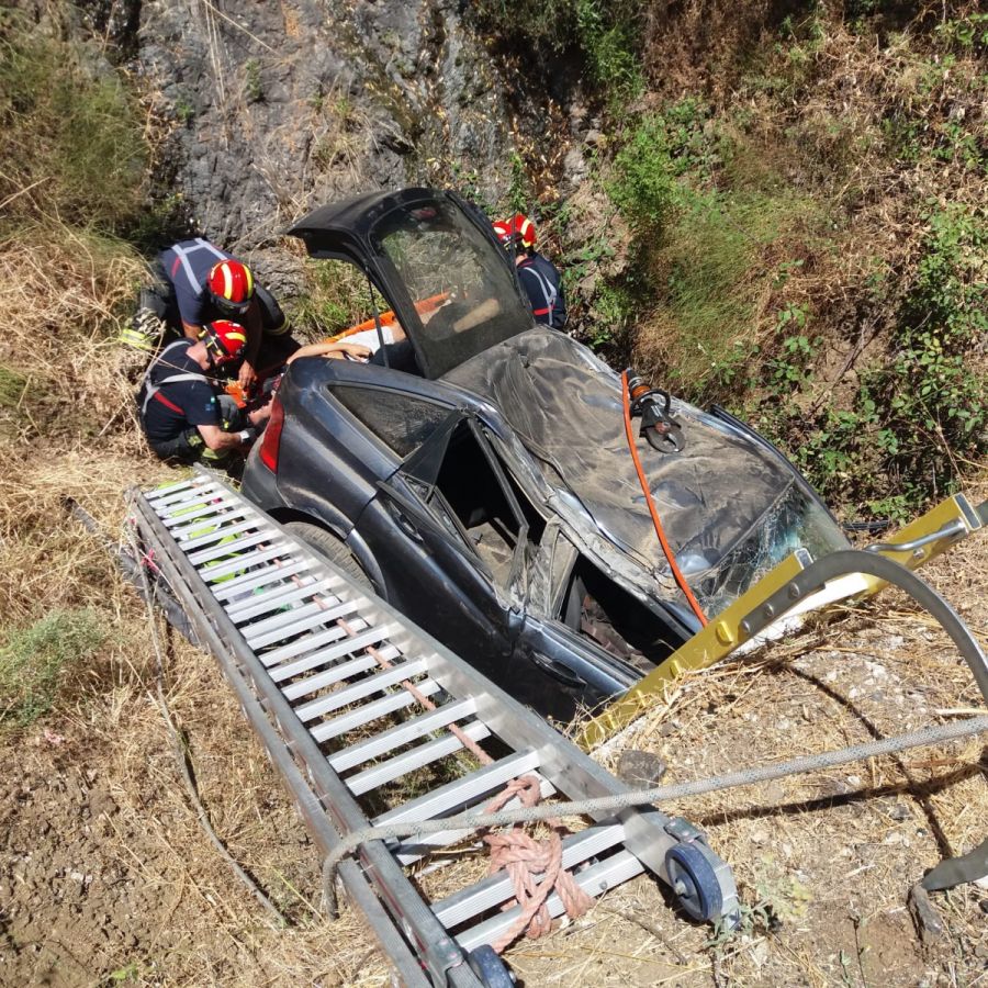 Imagen de la noticia Bomberos rescatan a un hombre cuyo vehículo se sa…