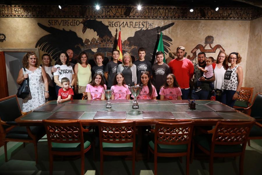 Imagen de la noticia La alcaldesa felicita al Club Voleibol San Pedro…