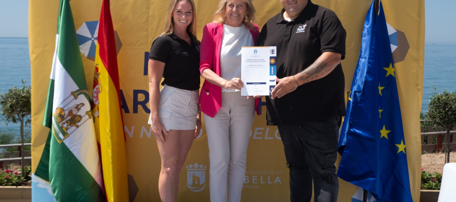 Marbella da un paso histórico en la modernización de los servicios de playa con la regularización de las concesiones de hamacas en todo el litoral