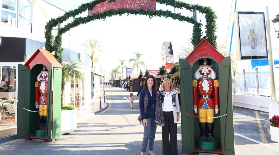 La alcaldesa destaca la apuesta de Puerto Banús por incrementar la oferta de ocio con un mercadillo navideño artesanal
