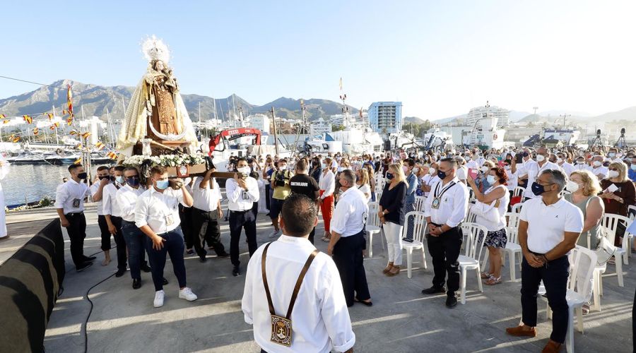 La alcaldesa asiste a la Misa en honor a la Virgen del Carmen en el Puerto Pesquero La Bajadilla en el Día Grande de la Festividad de la Patrona