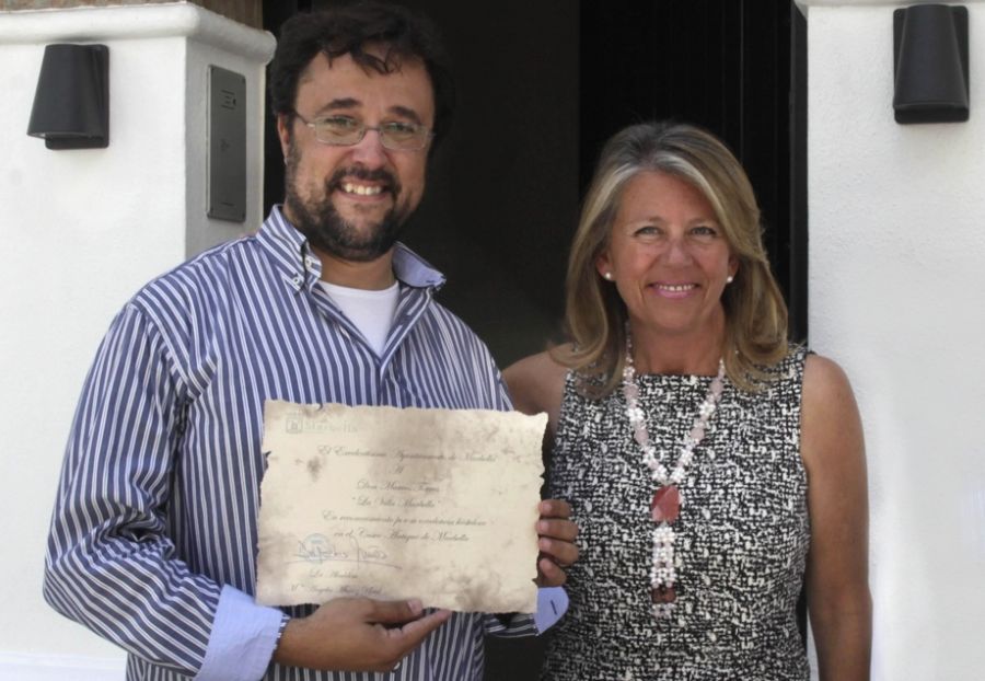 Imagen de la noticia El Ayuntamiento entrega una distinción a la excel…