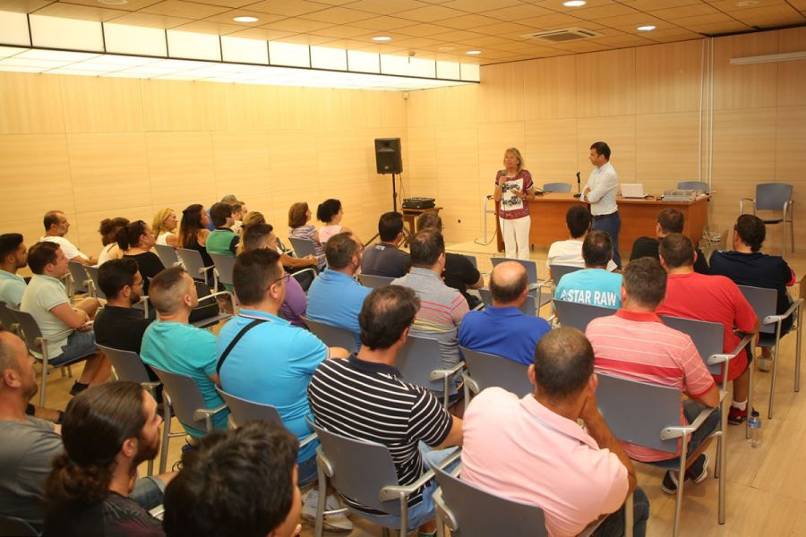 Imagen de la noticia La alcaldesa recibe a los nuevos operarios de lim…