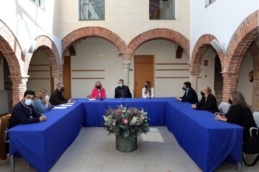 Imagen de la noticia El Ayuntamiento respalda a la Hermandad de la Vir…