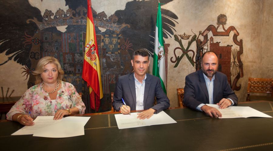 El alcalde rubrica el convenio con el Grupo Avanza para el desarrollo del proyecto de transporte accesible para personas mayores y con discapacidad