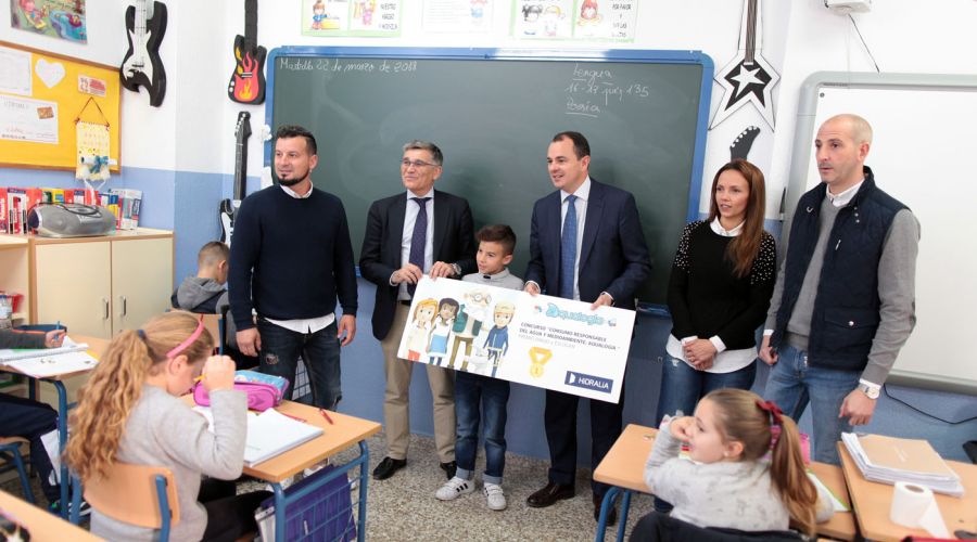 Los alumnos Iker Lobato y Carolina Van Nimmen, premiados en el concurso ‘Aqualogía’ sobre consumo responsable del agua