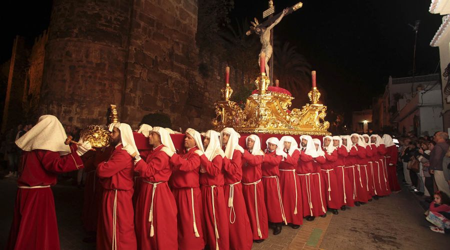 Marbella acompañó al Cristo del Amor en su estación de penitencia