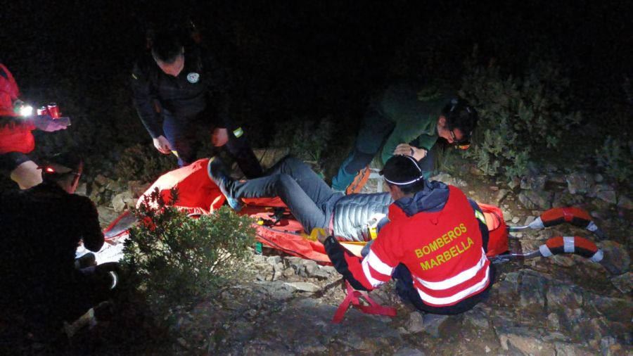 Imagen de la noticia Bomberos de Marbella rescatan a un joven de nacio…
