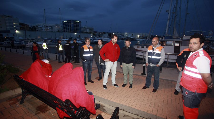 Trasladados al puerto de La Bajadilla 21 ocupantes de una patera localizada a 12 millas al sur de Marbella