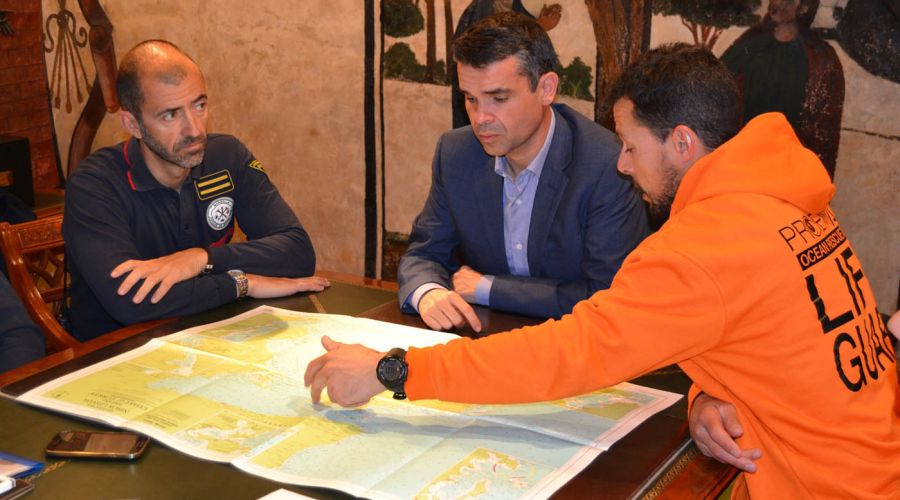 El alcalde destaca el compromiso de los bomberos de Marbella que viajarán a la isla griega de Lesbos para participar en labores humanitarias