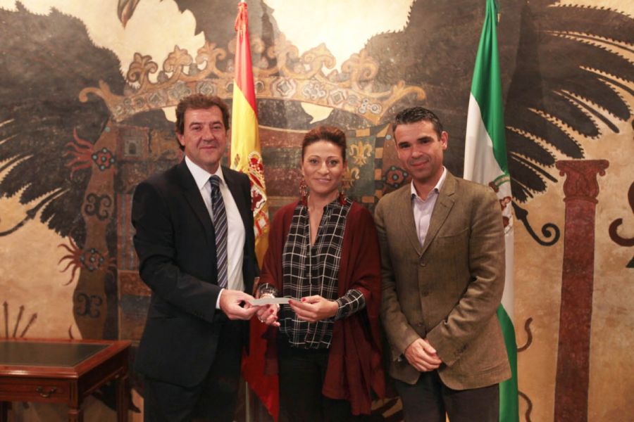 Imagen de la noticia El Ayuntamiento recibe el talón del Casino Marbel…