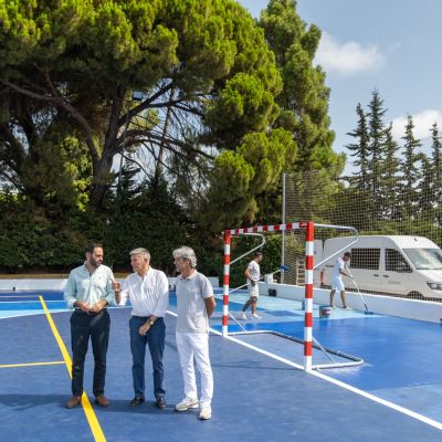 El Ayuntamiento acomete la renovación integral de la pista de fútbol sala del polideportivo El Arquillo para mejorar la seguridad y la práctica de esta disciplina