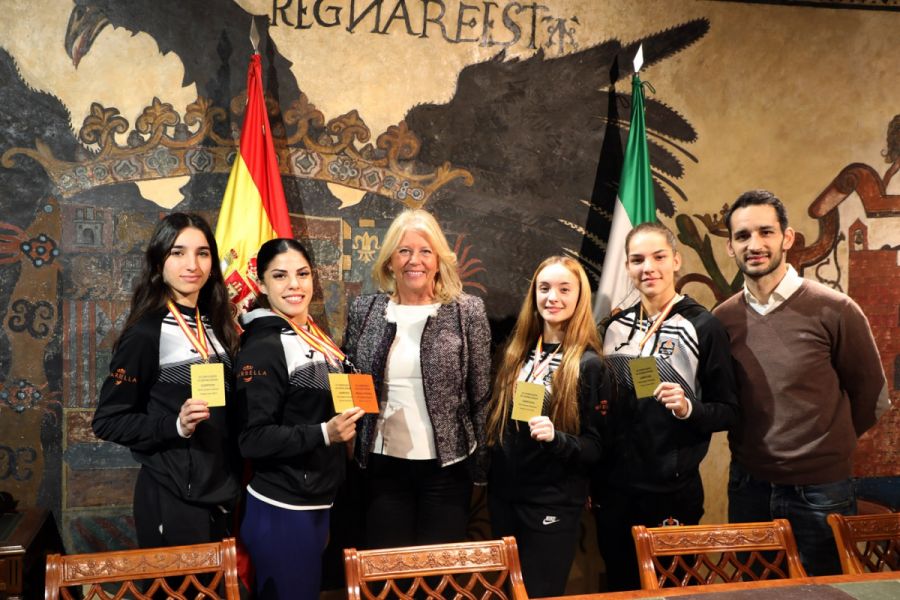 Imagen de la noticia La alcaldesa recibe al equipo marbellí femenino d…