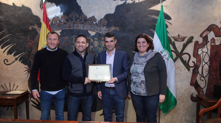El alcalde recibe en el Ayuntamiento al deportista Babak Alimoradian, subcampeón de Europa de Jiu Jitsu Brasileño