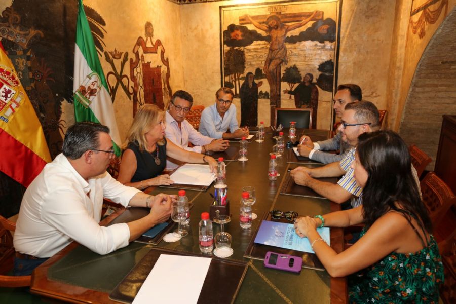 Imagen de la noticia La alcaldesa informa a los comerciantes de Marbel…