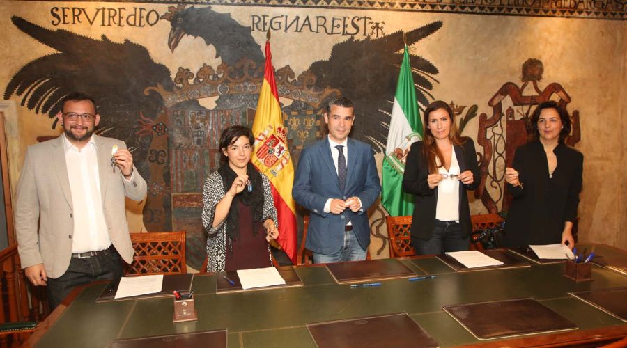 El alcalde entrega las llaves de sus oficinas a los primeros emprendedores que ocuparán el Vivero de Empresas de Marbella