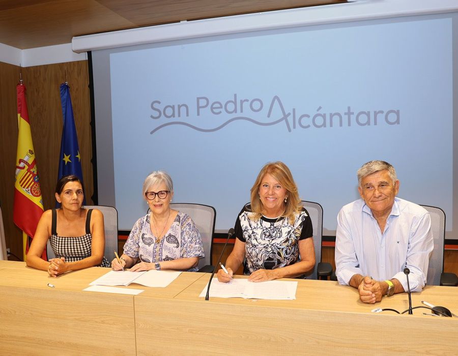 El Ayuntamiento garantiza con un nuevo convenio la atención que presta la Asociación de Fibromialgia de San Pedro Alcántara a 60 usuarios