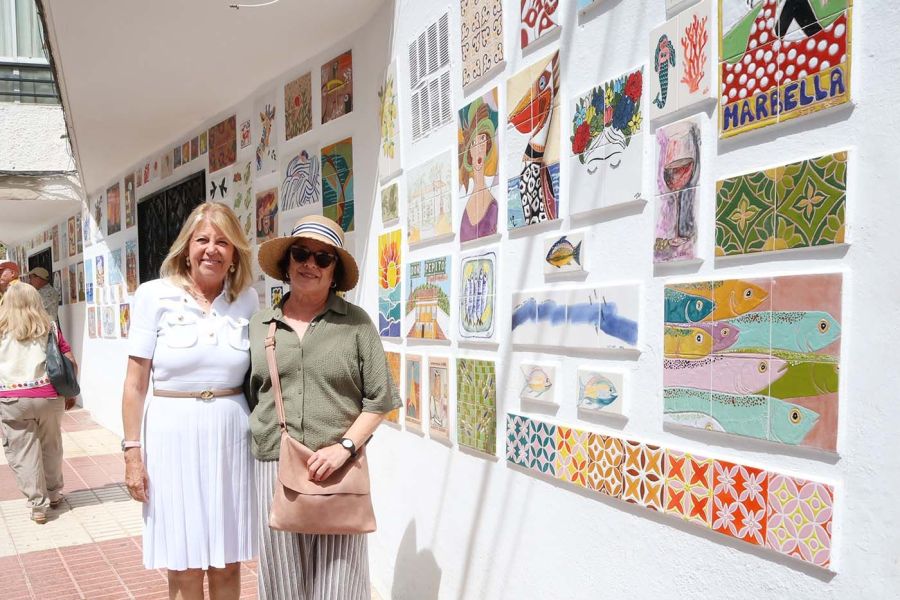 Imagen de la noticia La alcaldesa visita un mural del taller de cerámi…