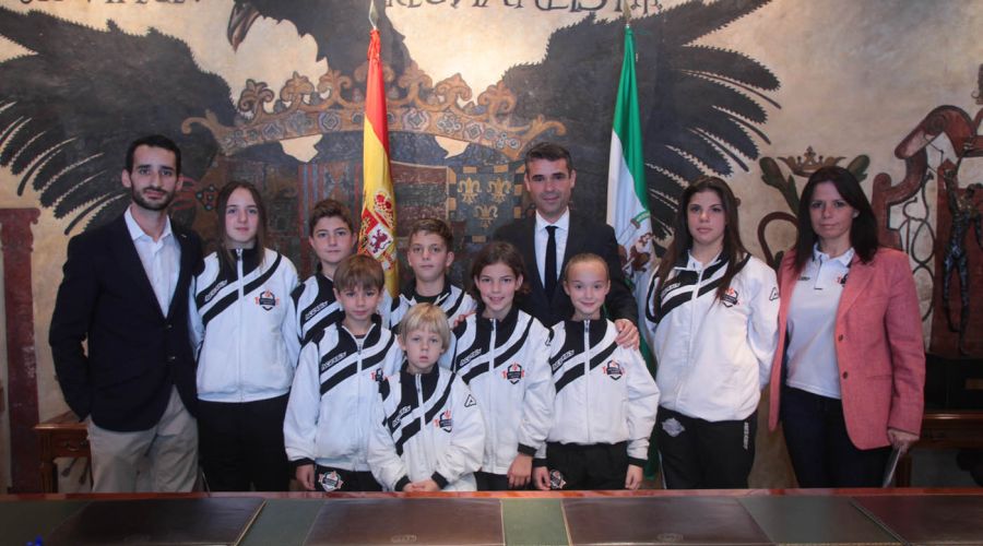 El alcalde de Marbella recibe a la Escuela de Kárate Olimpic