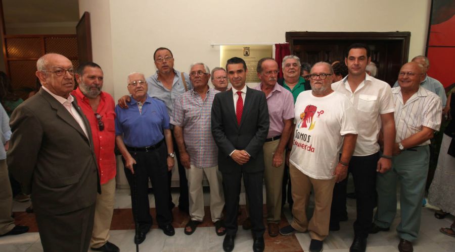 Descubierta una placa en la puerta del Salón de Plenos en homenaje a la primera Corporación Democrática constituida en abril de 1979