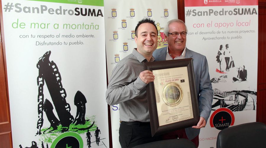 Rafael Piña recibe al ganador del Premio Nacional de Gastronomía Plato de Oro, Alberto Morito
