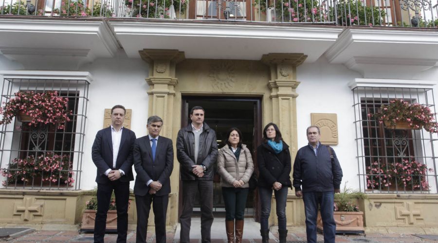 Minuto de silencio en el Ayuntamiento en señal de luto por el accidente aéreo de ayer